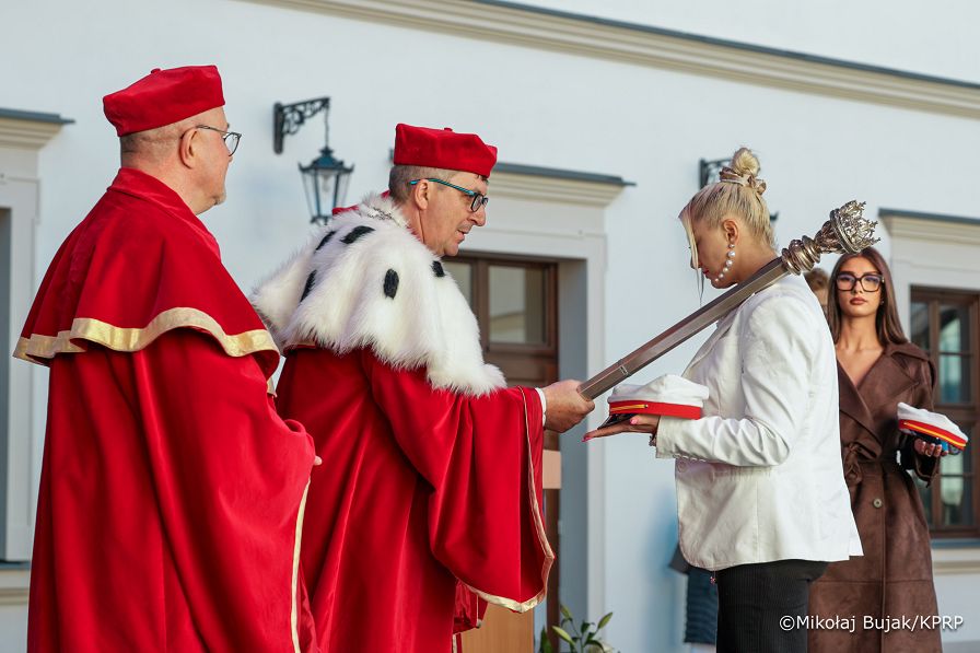 037_Prezydent_Karol_Nawrocki_Zamość_Akademia_Zamojska_Inauguracja_roku_akademickiego_21-10-2025_MWB19214.jpg.JPG