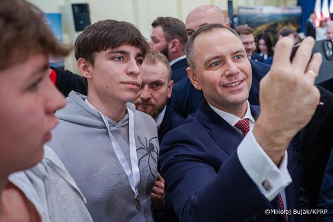 017_Prezydent_Karol_Nawrocki_Tomaszów_Lubelski_konferencja_Między_informacją_a_dezinformacją_21-10-2025_MWB29694.jpg.JPG