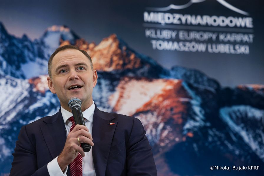 007_Prezydent_Karol_Nawrocki_Tomaszów_Lubelski_konferencja_Między_informacją_a_dezinformacją_21-10-2025_MWB16853.jpg.JPG