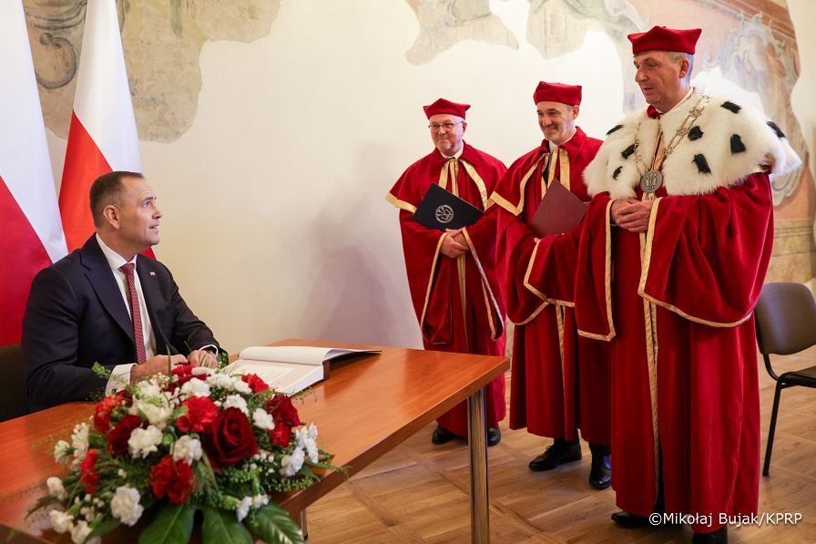 020_Prezydent_Karol_Nawrocki_Zamość_Akademia_Zamojska_Inauguracja_roku_akademickiego_21-10-2025_MWB20272.jpg.JPG