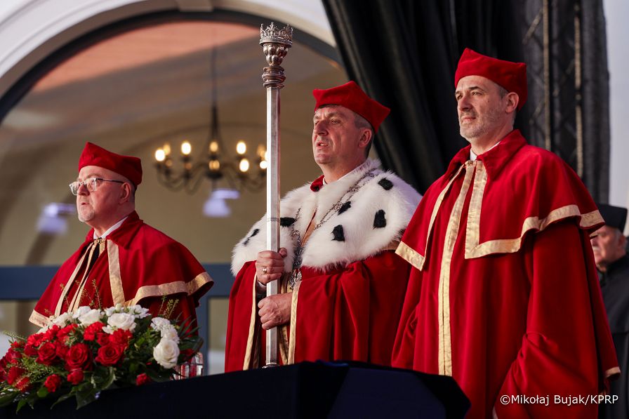 024_Prezydent_Karol_Nawrocki_Zamość_Akademia_Zamojska_Inauguracja_roku_akademickiego_21-10-2025_MWB18061.jpg.JPG
