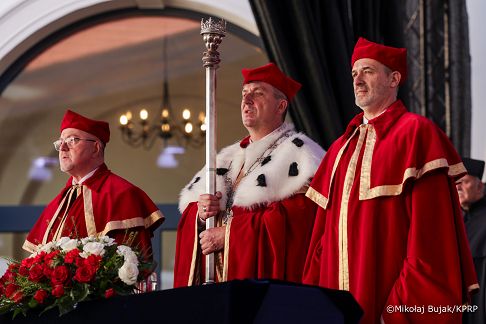 024_Prezydent_Karol_Nawrocki_Zamość_Akademia_Zamojska_Inauguracja_roku_akademickiego_21-10-2025_MWB18061.jpg.JPG