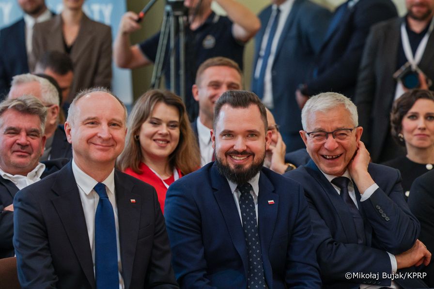 010_Prezydent_Karol_Nawrocki_Tomaszów_Lubelski_konferencja_Między_informacją_a_dezinformacją_21-10-2025_MWB17494.jpg.JPG