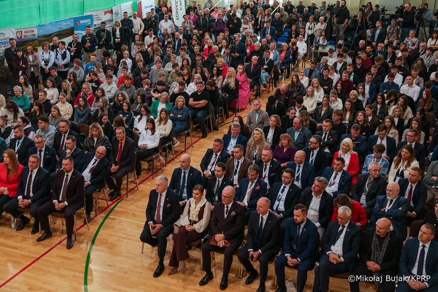 011_Prezydent_Karol_Nawrocki_Tomaszów_Lubelski_konferencja_Między_informacją_a_dezinformacją_21-10-2025_MWB29197.jpg.JPG