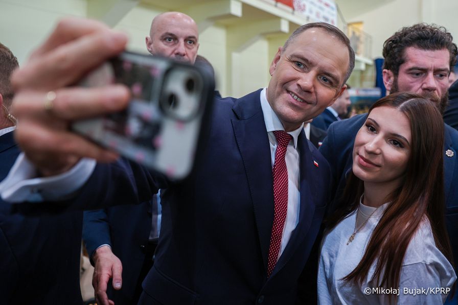 019_Prezydent_Karol_Nawrocki_Tomaszów_Lubelski_konferencja_Między_informacją_a_dezinformacją_21-10-2025_MWB29671.jpg.JPG