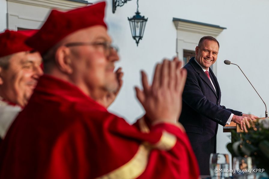 032_Prezydent_Karol_Nawrocki_Zamość_Akademia_Zamojska_Inauguracja_roku_akademickiego_21-10-2025_MWB18889.jpg.JPG