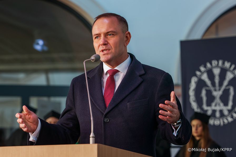 030_Prezydent_Karol_Nawrocki_Zamość_Akademia_Zamojska_Inauguracja_roku_akademickiego_21-10-2025_MWB18682.jpg.JPG