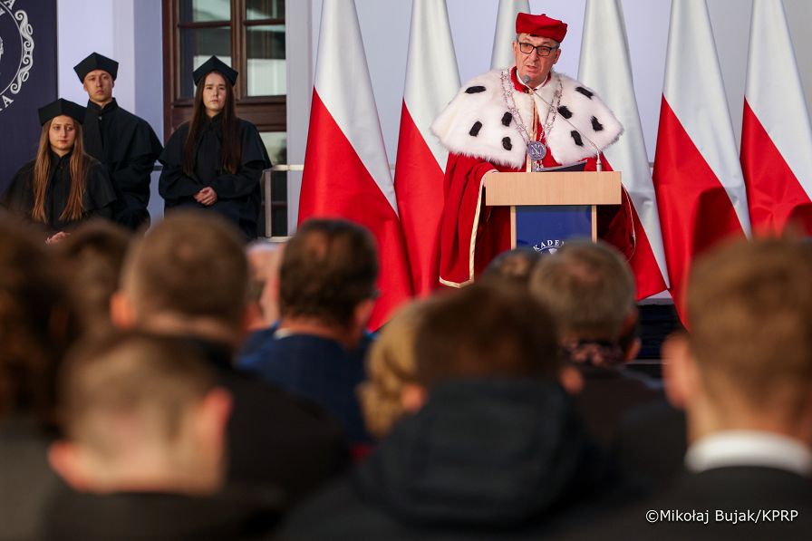 028_Prezydent_Karol_Nawrocki_Zamość_Akademia_Zamojska_Inauguracja_roku_akademickiego_21-10-2025_MWB18474.jpg.JPG