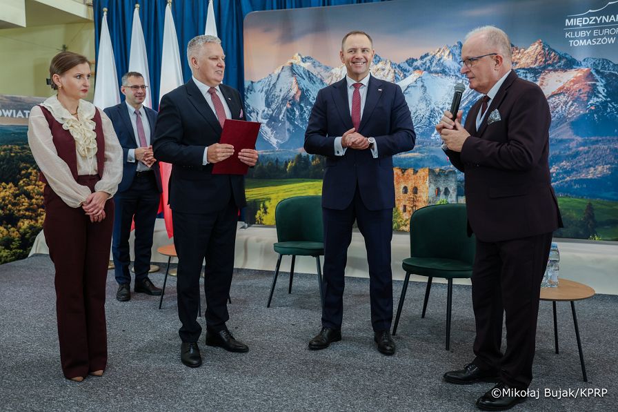 015_Prezydent_Karol_Nawrocki_Tomaszów_Lubelski_konferencja_Między_informacją_a_dezinformacją_21-10-2025_MWB29321.jpg.JPG
