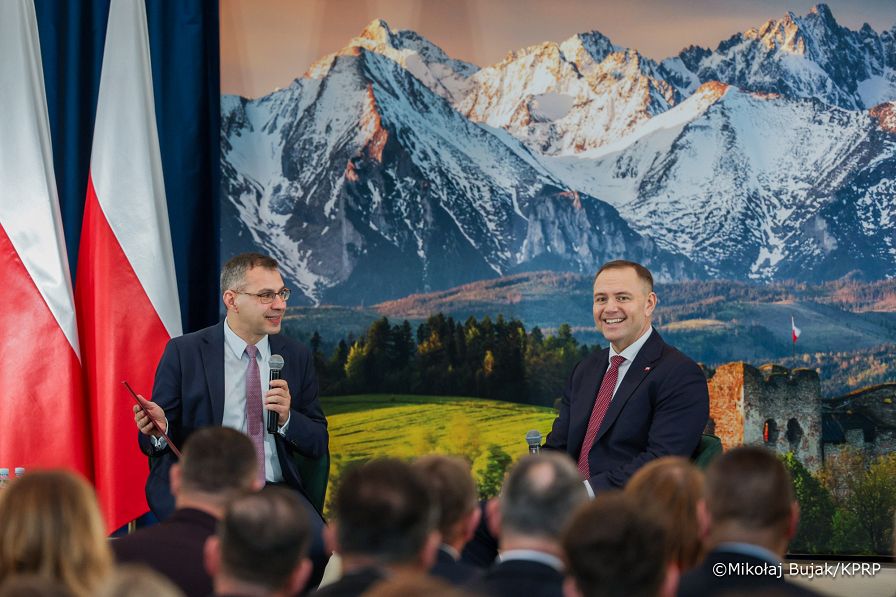 006_Prezydent_Karol_Nawrocki_Tomaszów_Lubelski_konferencja_Między_informacją_a_dezinformacją_21-10-2025_MWB16706.jpg.JPG