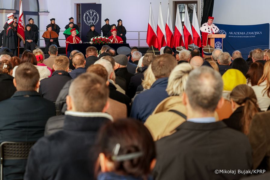 029_Prezydent_Karol_Nawrocki_Zamość_Akademia_Zamojska_Inauguracja_roku_akademickiego_21-10-2025_MWB18519.jpg.JPG
