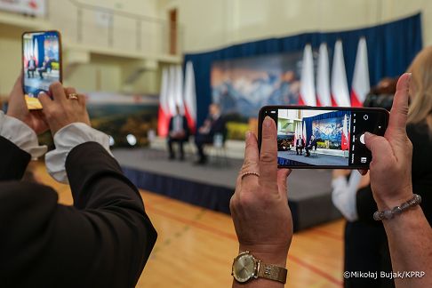 008_Prezydent_Karol_Nawrocki_Tomaszów_Lubelski_konferencja_Między_informacją_a_dezinformacją_21-10-2025_MWB29094.jpg.JPG