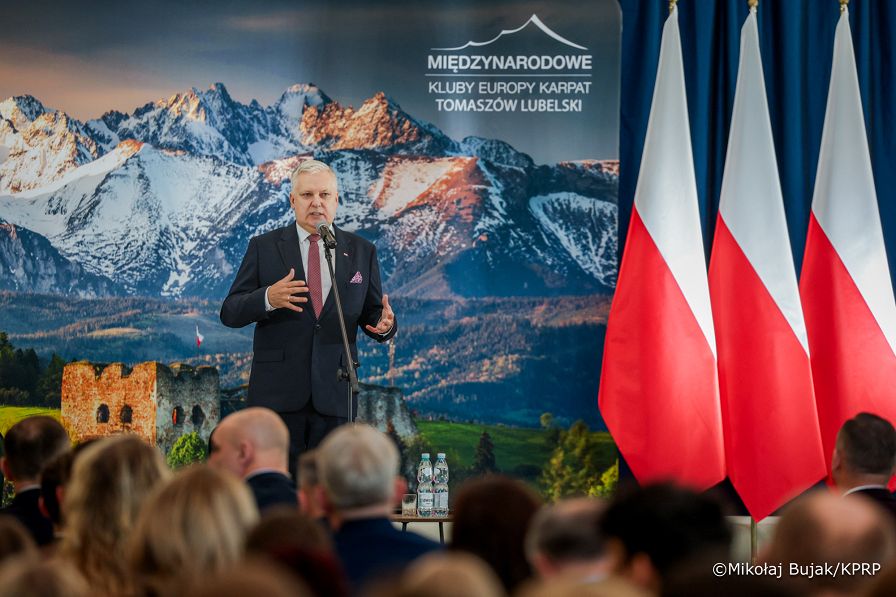 003_Prezydent_Karol_Nawrocki_Tomaszów_Lubelski_konferencja_Między_informacją_a_dezinformacją_21-10-2025_MWB16687.jpg.JPG