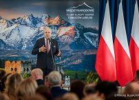 003_Prezydent_Karol_Nawrocki_Tomaszów_Lubelski_konferencja_Między_informacją_a_dezinformacją_21-10-2025_MWB16687.jpg.JPG