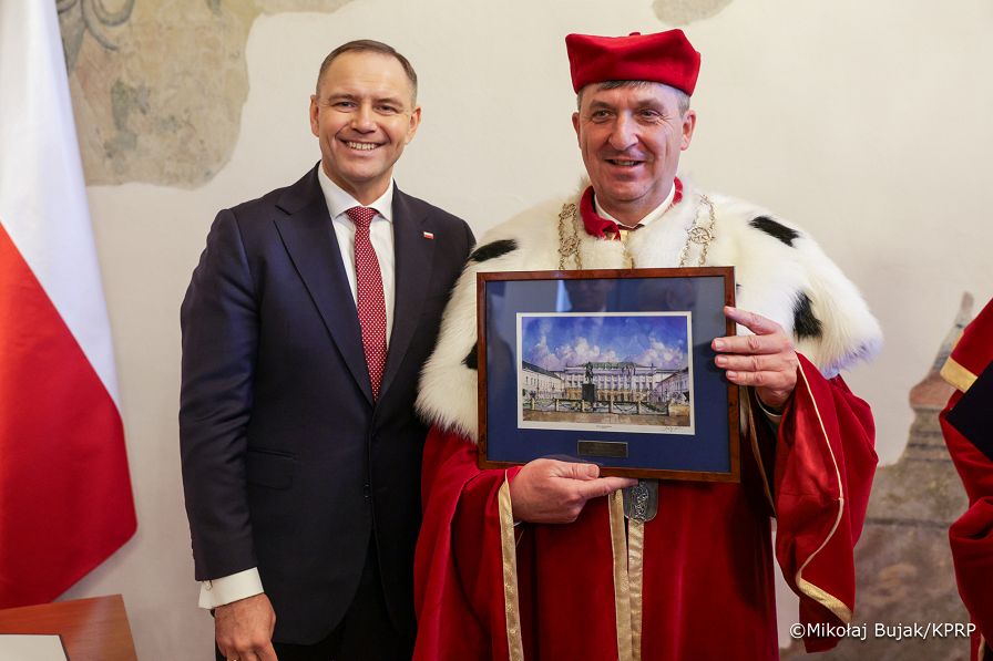 021_Prezydent_Karol_Nawrocki_Zamość_Akademia_Zamojska_Inauguracja_roku_akademickiego_21-10-2025_MWB20330.jpg-1.JPG