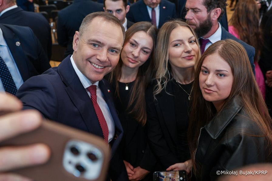 016_Prezydent_Karol_Nawrocki_Tomaszów_Lubelski_konferencja_Między_informacją_a_dezinformacją_21-10-2025_MWB29630.jpg.JPG