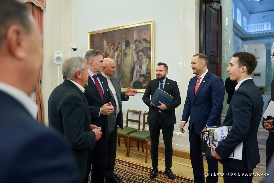 015_Prezydent_Karol_Nawrocki_spotkanie_przedstawiciele_przewoźników_22-10-2025_LB_12771.jpg.JPG