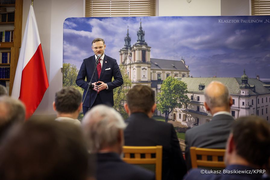 010_Minister_Zbigniew_Bogucki_udział w uroczystym przekazaniu promesy SKOZK klasztorowi OO Paulinów Na Skałce_27-10-2025_LB_21368.jpg.JPG