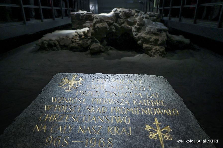 035_Prezydent Karol Nawrocki_wizyta w Bazylice Archikatedralnej św. Apostołów Piotra i Pawła w roku 1000-lecia koronacji Bolesława Chrobrego na pierwszego króla Polski_27-10-2025_MWB13429.jpg.JPG