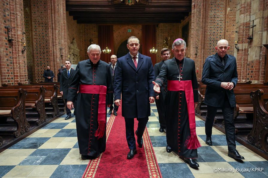 026_Prezydent Karol Nawrocki_wizyta w Bazylice Archikatedralnej św. Apostołów Piotra i Pawła w roku 1000-lecia koronacji Bolesława Chrobrego na pierwszego króla Polski_27-10-2025_MWB12532.jpg.JPG