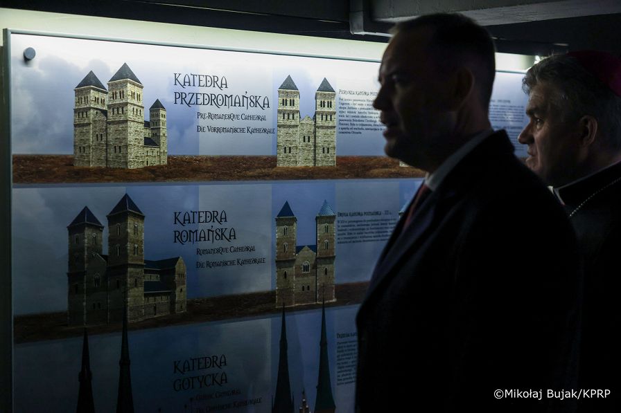 034_Prezydent Karol Nawrocki_wizyta w Bazylice Archikatedralnej św. Apostołów Piotra i Pawła w roku 1000-lecia koronacji Bolesława Chrobrego na pierwszego króla Polski_27-10-2025_MWB13445.jpg.JPG