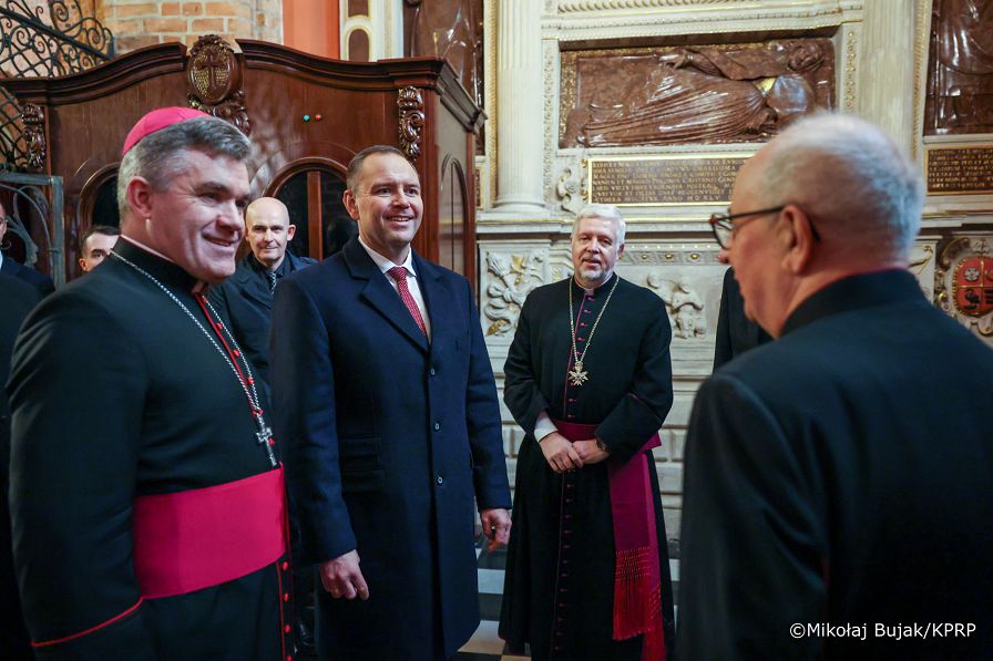 025_Prezydent Karol Nawrocki_wizyta w Bazylice Archikatedralnej św. Apostołów Piotra i Pawła w roku 1000-lecia koronacji Bolesława Chrobrego na pierwszego króla Polski_27-10-2025_MWB12771.jpg.JPG