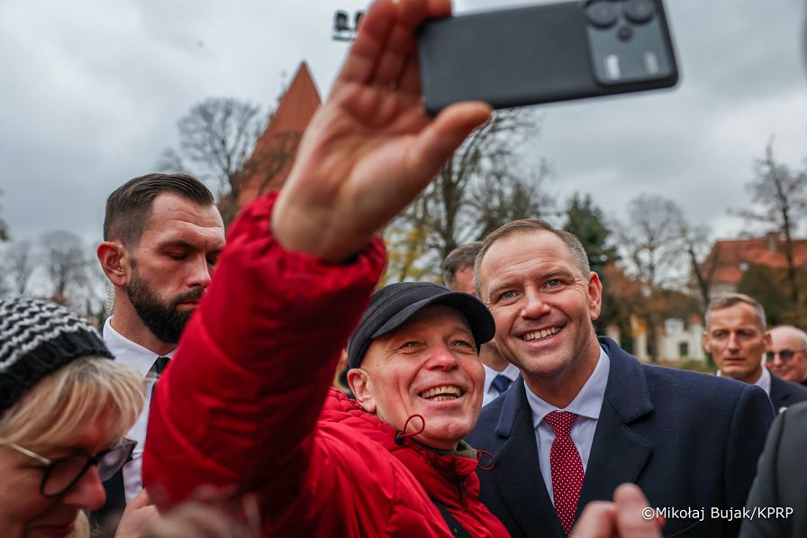 043_Prezydent Karol Nawrocki_wizyta w Bazylice Archikatedralnej św. Apostołów Piotra i Pawła w roku 1000-lecia koronacji Bolesława Chrobrego na pierwszego króla Polski_27-10-2025_MWB13905.jpg.JPG