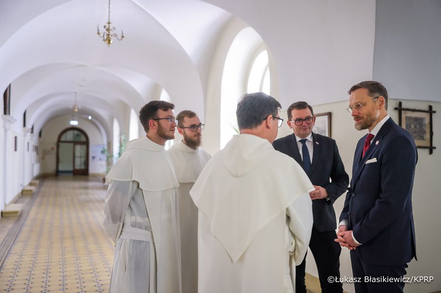 007_Minister_Zbigniew_Bogucki_udział w uroczystym przekazaniu promesy SKOZK klasztorowi OO Paulinów Na Skałce_27-10-2025_LB_21023.jpg.JPG