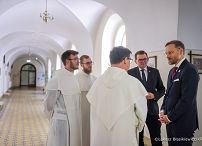 007_Minister_Zbigniew_Bogucki_udział w uroczystym przekazaniu promesy SKOZK klasztorowi OO Paulinów Na Skałce_27-10-2025_LB_21023.jpg.JPG