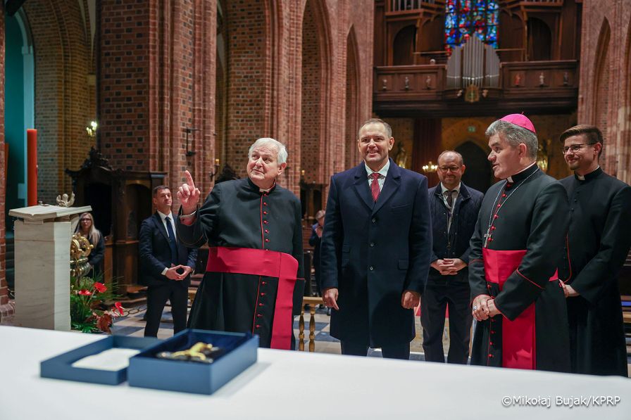027_Prezydent Karol Nawrocki_wizyta w Bazylice Archikatedralnej św. Apostołów Piotra i Pawła w roku 1000-lecia koronacji Bolesława Chrobrego na pierwszego króla Polski_27-10-2025_MWB12619.jpg.JPG