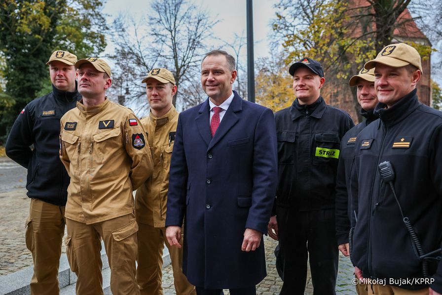 044_Prezydent Karol Nawrocki_wizyta w Bazylice Archikatedralnej św. Apostołów Piotra i Pawła w roku 1000-lecia koronacji Bolesława Chrobrego na pierwszego króla Polski_27-10-2025_MWB13793.jpg.JPG