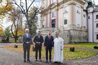 001_Minister_Zbigniew_Bogucki_udział w uroczystym przekazaniu promesy SKOZK klasztorowi OO Paulinów Na Skałce_27-10-2025_LB_20715.jpg.JPG