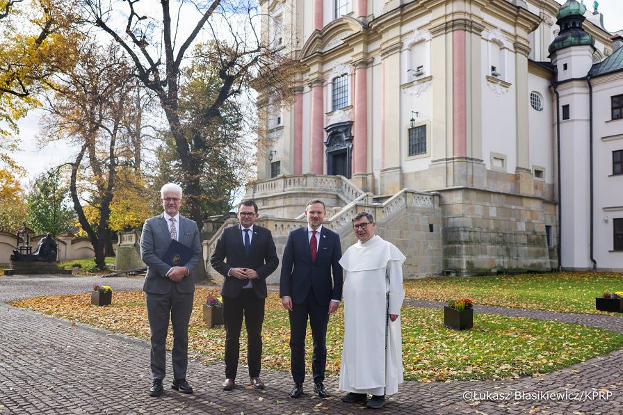 001_Minister_Zbigniew_Bogucki_udział w uroczystym przekazaniu promesy SKOZK klasztorowi OO Paulinów Na Skałce_27-10-2025_LB_20715.jpg.JPG