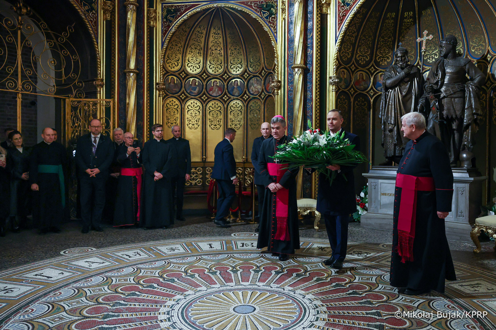 030_Prezydent Karol Nawrocki_wizyta w Bazylice Archikatedralnej św. Apostołów Piotra i Pawła w roku 1000-lecia koronacji Bolesława Chrobrego na pierwszego króla Polski_27-10-2025_MWB13005.jpg.JPG [883.95 KB]
