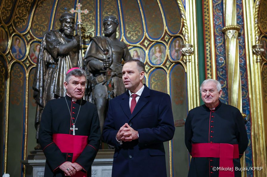 032_Prezydent Karol Nawrocki_wizyta w Bazylice Archikatedralnej św. Apostołów Piotra i Pawła w roku 1000-lecia koronacji Bolesława Chrobrego na pierwszego króla Polski_27-10-2025_MWB13173.jpg.JPG