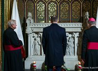 031_Prezydent Karol Nawrocki_wizyta w Bazylice Archikatedralnej św. Apostołów Piotra i Pawła w roku 1000-lecia koronacji Bolesława Chrobrego na pierwszego króla Polski_27-10-2025_MWB13046.jpg.JPG