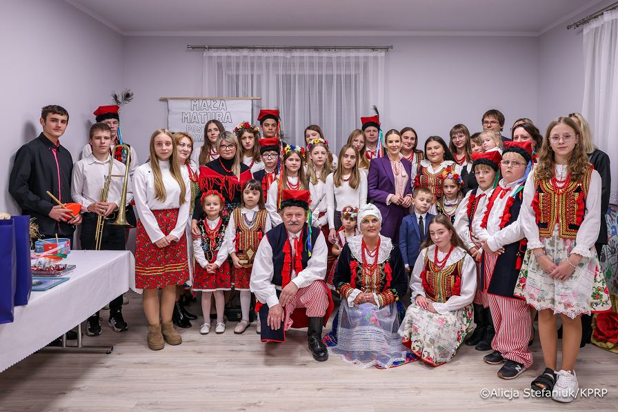 012_Pierwsza_Dama_Marta_Nawrocka_Sulisławice_w spotkaniu z Dziecięcym Kołem Gospodyń Wiejskich i Gospodarzy oraz z KGW i G Sulisławice_30-10-2025_7C6A3927.jpg
