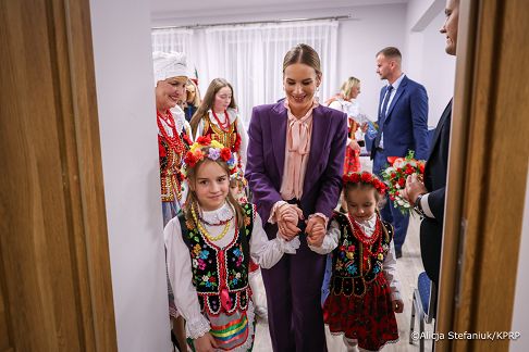 013_Pierwsza_Dama_Marta_Nawrocka_Sulisławice_w spotkaniu z Dziecięcym Kołem Gospodyń Wiejskich i Gospodarzy oraz z KGW i G Sulisławice_30-10-2025_7C6A4005.jpg