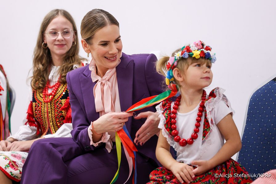 009_Pierwsza_Dama_Marta_Nawrocka_Sulisławice_w spotkaniu z Dziecięcym Kołem Gospodyń Wiejskich i Gospodarzy oraz z KGW i G Sulisławice_30-10-2025_7C6A3595.jpg
