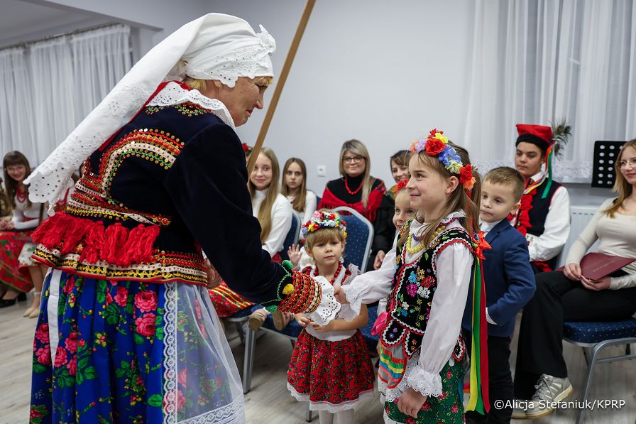 002_Pierwsza_Dama_Marta_Nawrocka_Sulisławice_w spotkaniu z Dziecięcym Kołem Gospodyń Wiejskich i Gospodarzy oraz z KGW i G Sulisławice_30-10-2025_7C6A2979.jpg