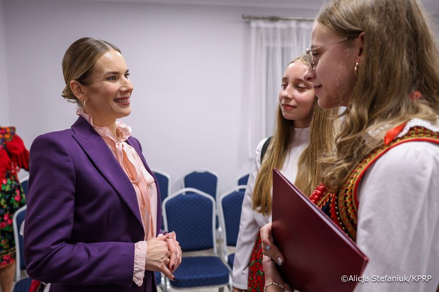 011_Pierwsza_Dama_Marta_Nawrocka_Sulisławice_w spotkaniu z Dziecięcym Kołem Gospodyń Wiejskich i Gospodarzy oraz z KGW i G Sulisławice_30-10-2025_7C6A3861.jpg