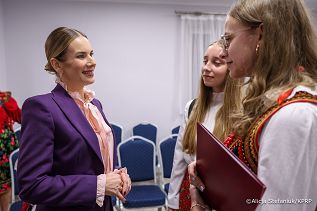 011_Pierwsza_Dama_Marta_Nawrocka_Sulisławice_w spotkaniu z Dziecięcym Kołem Gospodyń Wiejskich i Gospodarzy oraz z KGW i G Sulisławice_30-10-2025_7C6A3861.jpg