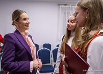 011_Pierwsza_Dama_Marta_Nawrocka_Sulisławice_w spotkaniu z Dziecięcym Kołem Gospodyń Wiejskich i Gospodarzy oraz z KGW i G Sulisławice_30-10-2025_7C6A3861.jpg