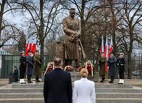 013_Para_Prezydencka_wience_pomniki_Ojcow_Niepodleglosci_20251111_PK1_0984.jpg
