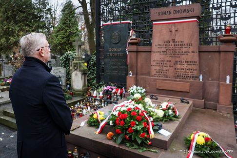 002_Minister_Slawomir_Cenckiewicz_wieniec_grob_Roman_Dmowski_Cmentarz_Brodnowski_20251111_GJA_5070.jpg