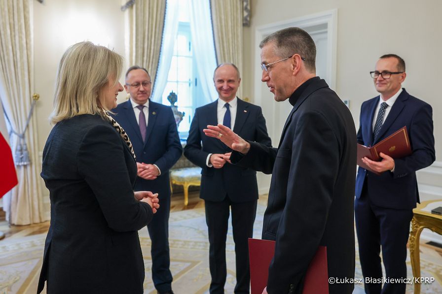 002_Minister_Agnieszka_Jędrzak_Odznaczenie_Ks_Mirosław_Wachowski_12-11-2025_LB_26823.jpg.JPG