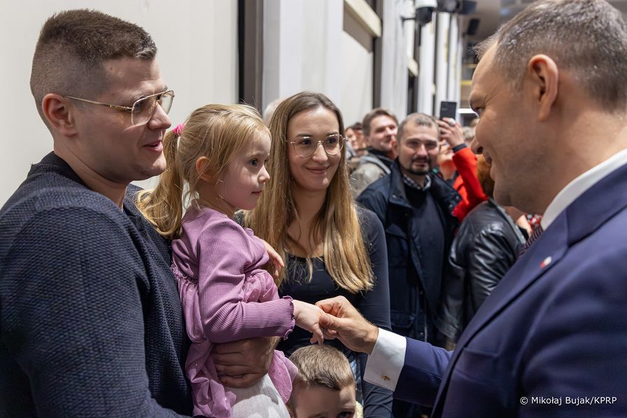 024_Prezydent_Karol_Nawrocki_100_dni_dla_Polski_100_dni_dla_Polakow_Cover_20251114_MWB18802.jpg