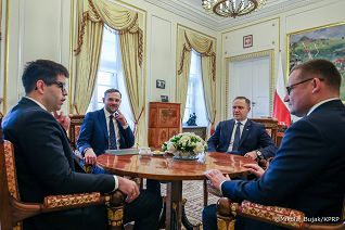004_Prezydent_Karol_Nawrocki_Spotkanie z Prezesem Naczelnej Izby Lekarskiej_19-11-2025_MWB11186.jpg.JPG