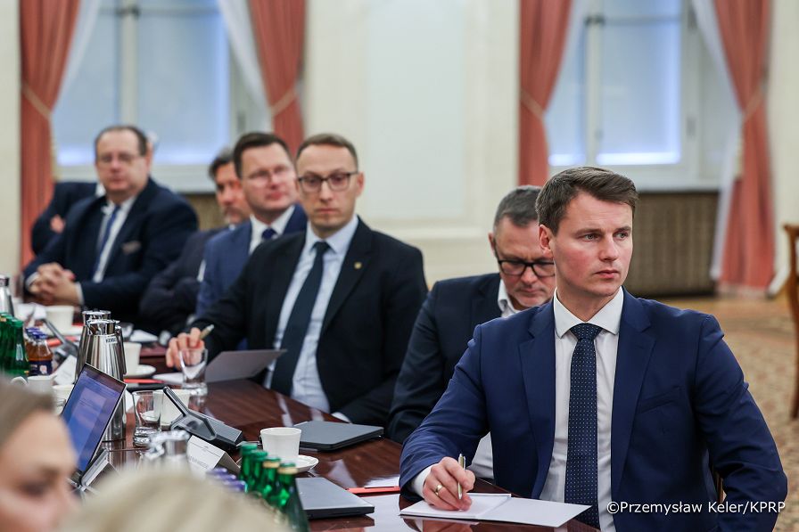 012_Minister_Paweł_Szefernaker_Minister_Adam_Andruszkiewicz_Spotkanie z przedstawicielami samorządu terytorialnego_21-11-2025_PK2_2683.jpg.JPG