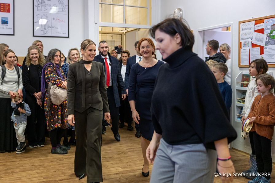 001_Pierwsza_Dama_Marta_Nawrocka_Wizyta_Szkoła_polska_św_Jadwigi_w_Pradze_24-11-2025_7C6A1494.jpg